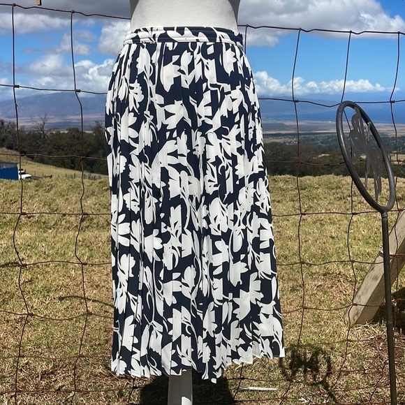 J. Crew Dresses & Skirts - J. Crew 365 Blue Cream Pleated Floral Skirt 2